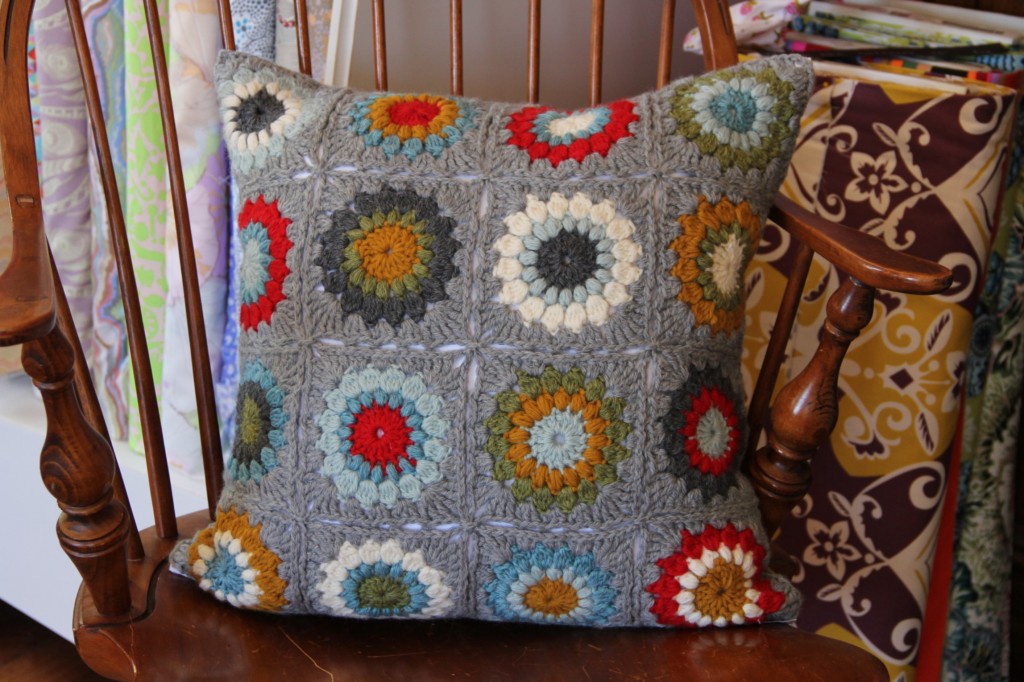 alipyper - Sunburst Granny Square Pillow 1
